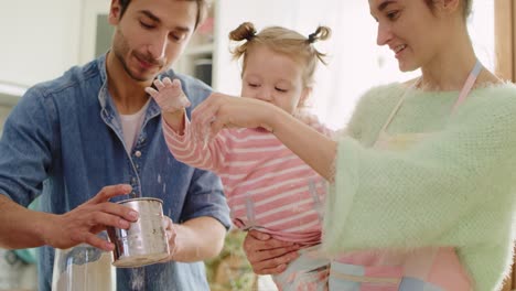 Vista-Portátil-De-Una-Hija-Pequeña-Preparando-Galletas-Con-Sus-Padres