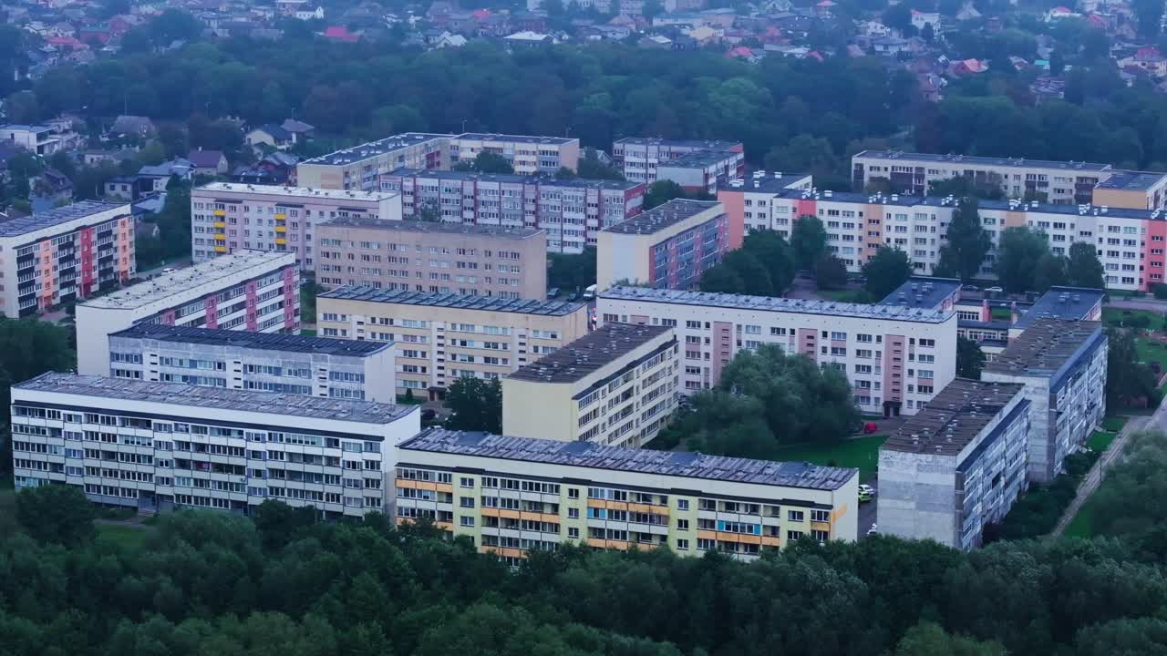 Toma aérea de establecimiento, el distrito suroeste de Khrushchyovka en Liepaja se desplaza hacia la izquierda