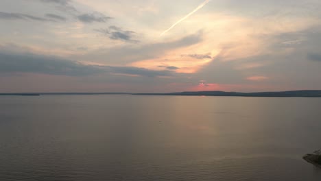 Sonnenuntergang-Mit-Drohne-über-Dem-Meer-In-Einer-Bucht-Mit-Inseln-Und-Hübschem-Himmel