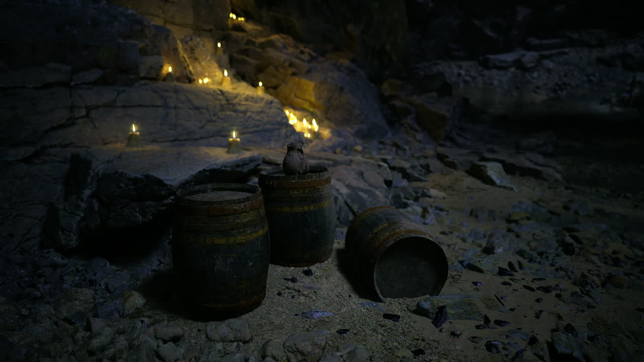 Candele tremolanti brillano tra le pietre sulla riva durante una serata mistica.