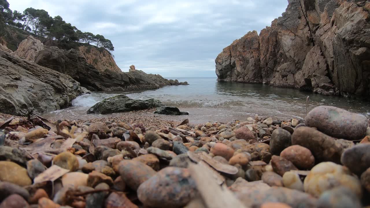 Onde del mare verso le rocce della spiaggia in Spagna, Catalogna, Costa Brava