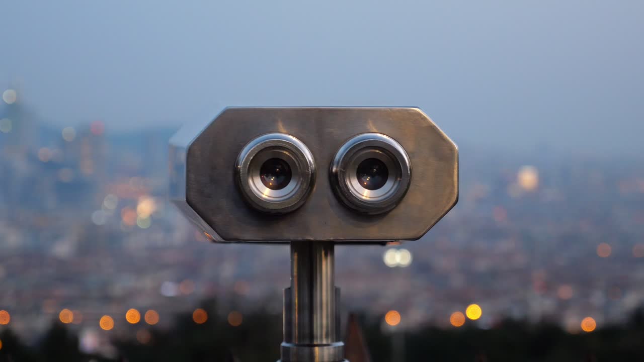 vista de un paisaje urbano con binoculares al crepúsculo