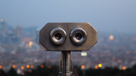 vista de un paisaje urbano con binoculares al crepúsculo