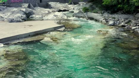 increíble río serio con sus cristalinas aguas verdes, bergamo, valle seriana, italia