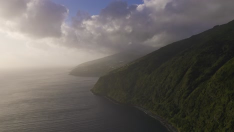 Exuberantes-Acantilados-Verdes-Dramáticos-De-Una-Isla-Sobre-El-Océano-Atlántico,-Isla-De-São-Jorge,-Las-Azores,-Portugal