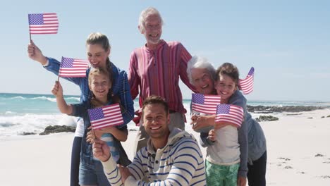 Familia-Disfrutando-Del-Tiempo-Libre-Juntos-En-La-Playa