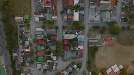 Vista-De-Pájaro-De-Casas-Residenciales-En-La-Ciudad.-Techos-Coloridos-Iluminados-Por-El-Sol-Poniente.-Puerto-Elisabeth,-Sudáfrica