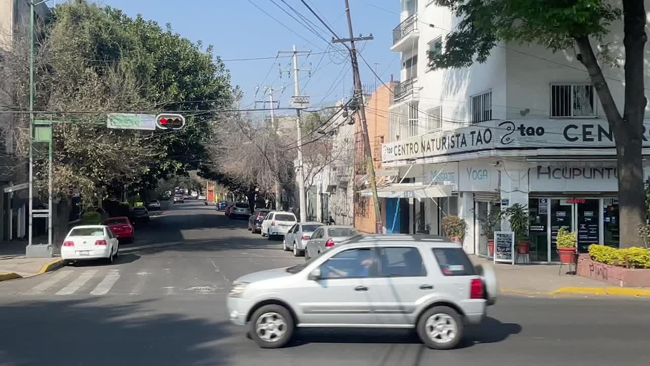 toma en cámara lenta de las calles de la ciudad de méxico por la mañana en el barrio de roma