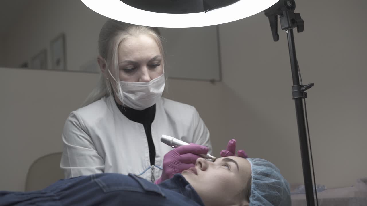 belleza colores salón de belleza visitante cejas en negro