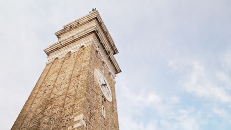 Eine-Statische-Aufnahme-Von-Unten-Nach-Oben-Auf-Den-Piran-Turm-Mit-Einer-Uhr-An-Der-Spitze