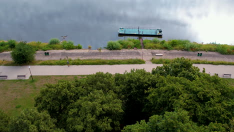personas haciendo jogging matutino a lo largo de los bulevares vistula en varsovia