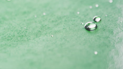 micro vídeo de primer plano de gotas de agua con espacio de copia en fondo verde