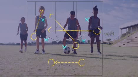 animación de las tácticas de juego sobre felices escolares diversos jugando al fútbol en el campo deportivo