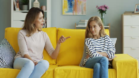 Mujer-Hablando-Con-Su-Hija-Adolescente-Descortés-Y-Educándola-En-El-Sofá-De-La-Sala-De-Estar