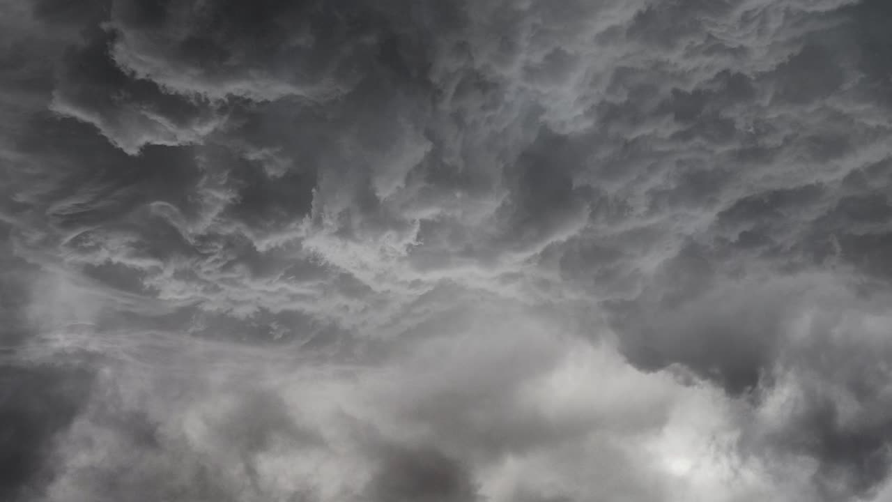 tormenta y nubes cumulonimbus en el cielo oscuro