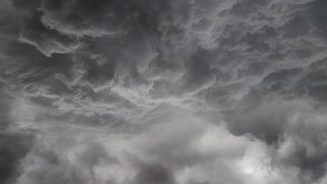 Tormenta-Y-Nubes-Cumulonimbus-En-El-Cielo-Oscuro
