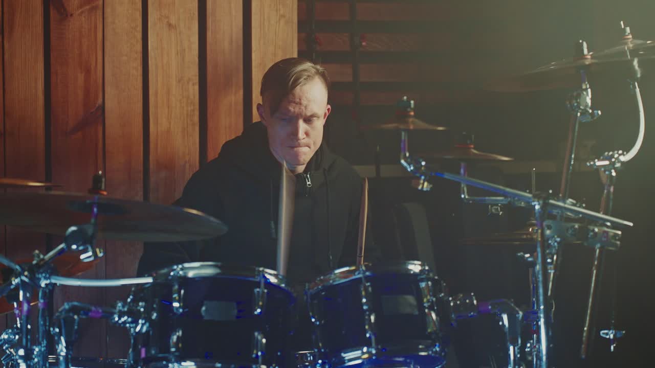 baterista tocando la batería en un estudio de grabación