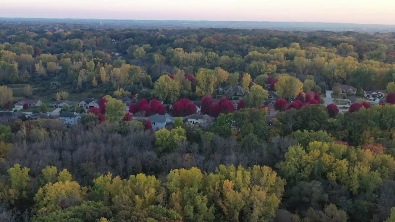 vista aérea del vecindario de green bay wisconsin con árboles rojos en el otoño
