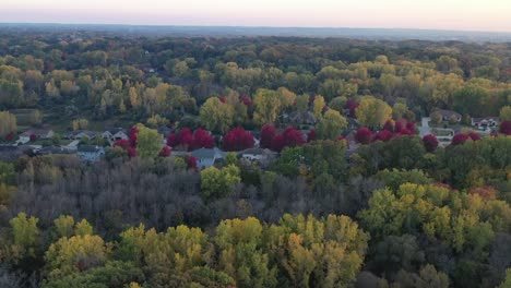 Vista-Aérea-Del-Barrio-De-Green-Bay-Wisconsin-Con-árboles-Rojos-En-El-Otoño