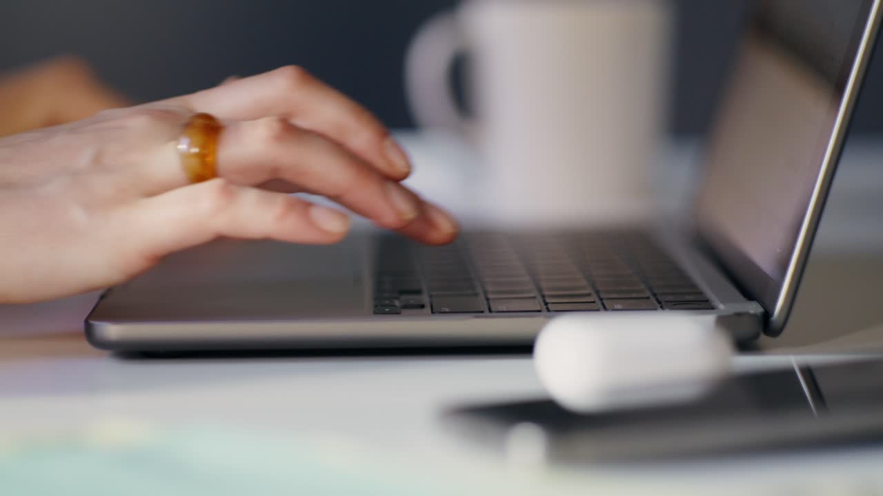 책상 에서 노트북 을 사용 하는 여자