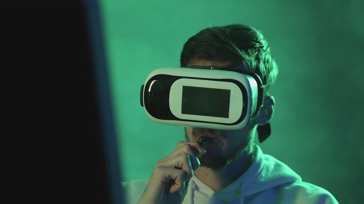 Ritratto di un uomo che usa un visore VR e svapa su uno sfondo di luci al neon colorate