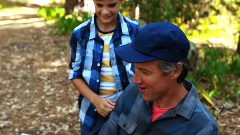 padre e hijo mirando el mapa en el parque