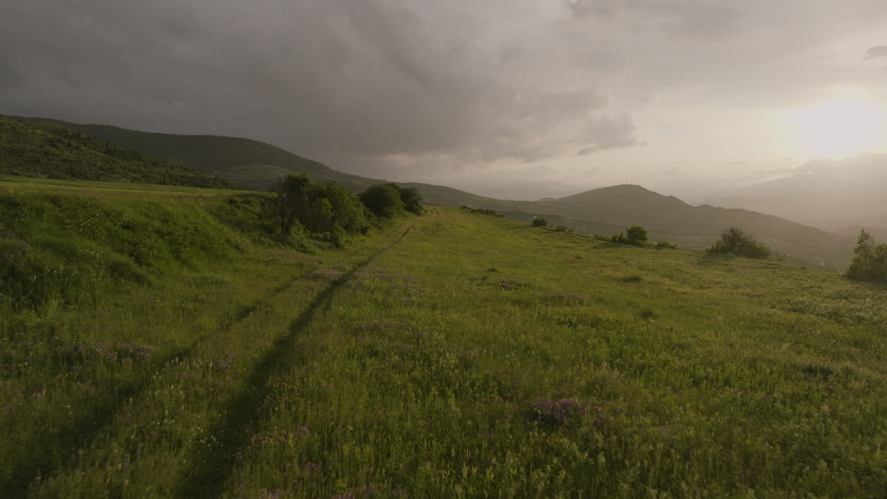 prados verdes sobre las tierras altas contra el cielo nublado en georgia