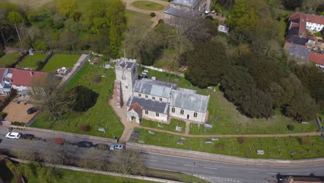 un dron aéreo giratorio disparó alrededor de la iglesia parroquial de santa maría en el hermoso y antiguo mercado de burnham en un día soleado en el norte de norfolk, reino unido
