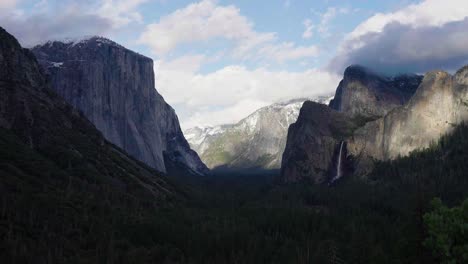 Timelapse-De-La-Vista-Del-Túnel-En-El-Parque-Nacional-De-Yosemite