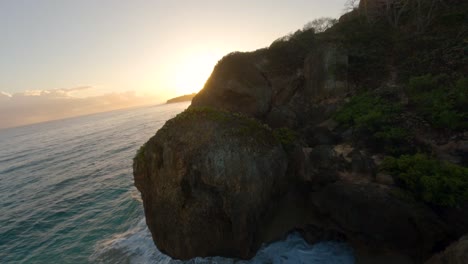 FPV-Drohnenaufnahmen-Von-Wellen,-Die-Bei-Sonnenaufgang-Auf-Die-Felsen-Schlagen