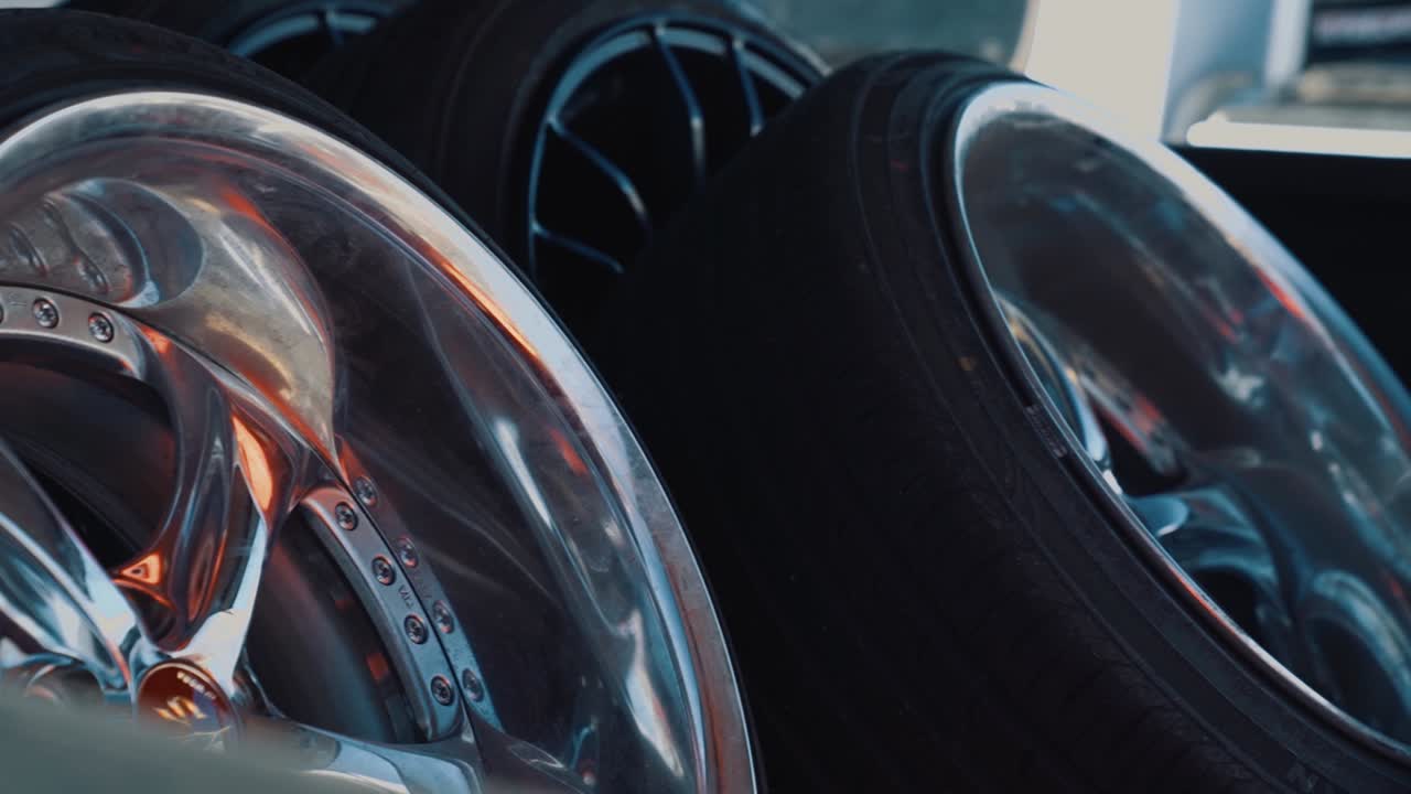 toma manual en cámara lenta de llantas de coche cromadas low rider