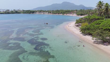 vista aérea de una playa tropical con aguas claras de color turquesa