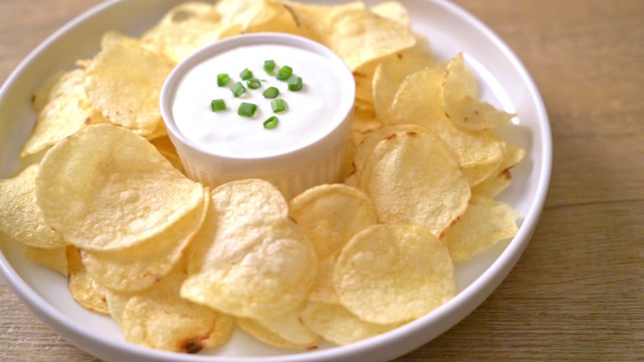 Snack khoai tây chiên ăn kèm sốt kem chua