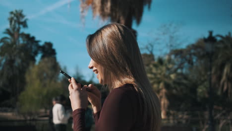 Hermosa-Joven-Grabando-Mensaje-De-Audio-Alegremente.