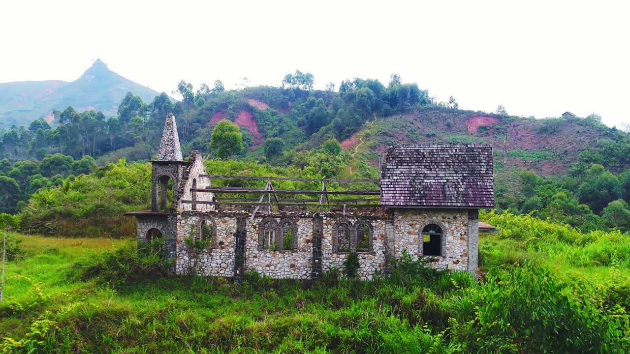 초록색 정글에 있는 은 비어있는 교회 근처