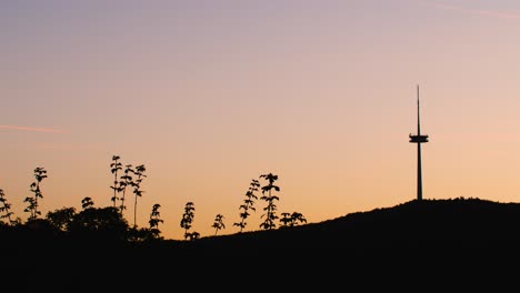 Sonnenuntergang-Silhouette-Fernsehfunküberwachungsturm