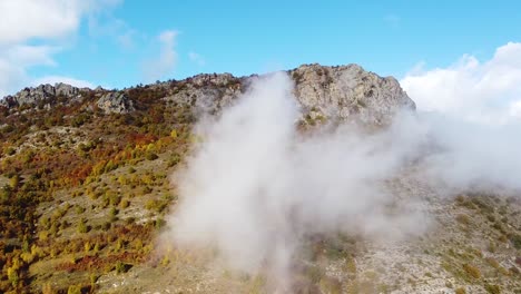pico de montaña cubierto de nubes en un día soleado tiro de drones