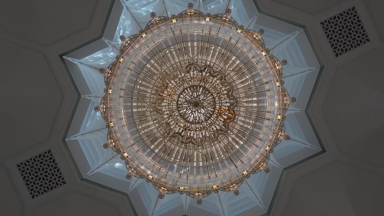 las grandes luces de techo de diamantes de la gran mezquita de argel