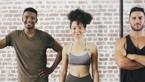 Tres-Jóvenes-Parados-Juntos-En-Un-Gimnasio.