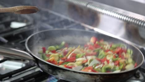 mezcla de verduras en rodajas en una sartén a cámara lenta, material de archivo 4k-1
