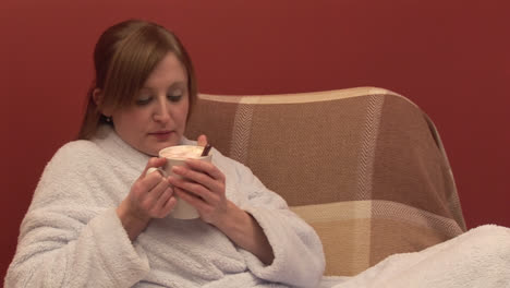 imágenes de una mujer bebiendo café