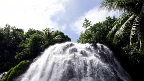 Un-Primer-Plano-De-La-Hermosa-Cascada-Kepirohi-En-Pohnpei-En-La-Remota-Isla-Tropical-En-Los-Estados-Federados-De-Micronesia