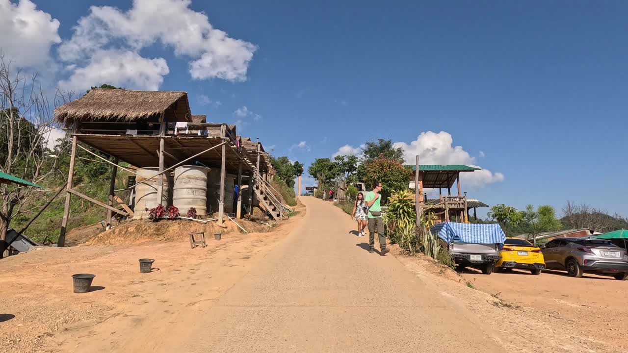 작은 길가 시장에서 상호 작용하는 사람들.