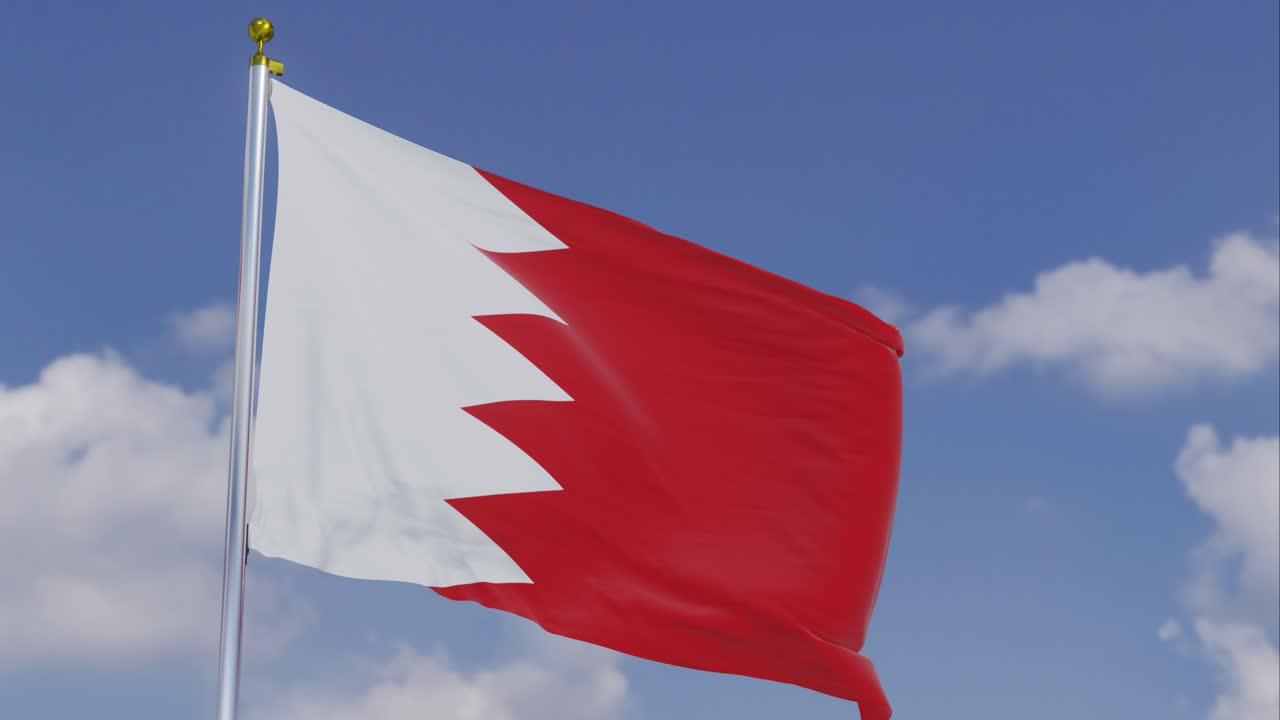 Bandiera del Bahrain che sventola al vento con un cielo azzurro chiaro sullo sfondo, nuvole che si muovono lentamente, asta della bandiera, slow motion.