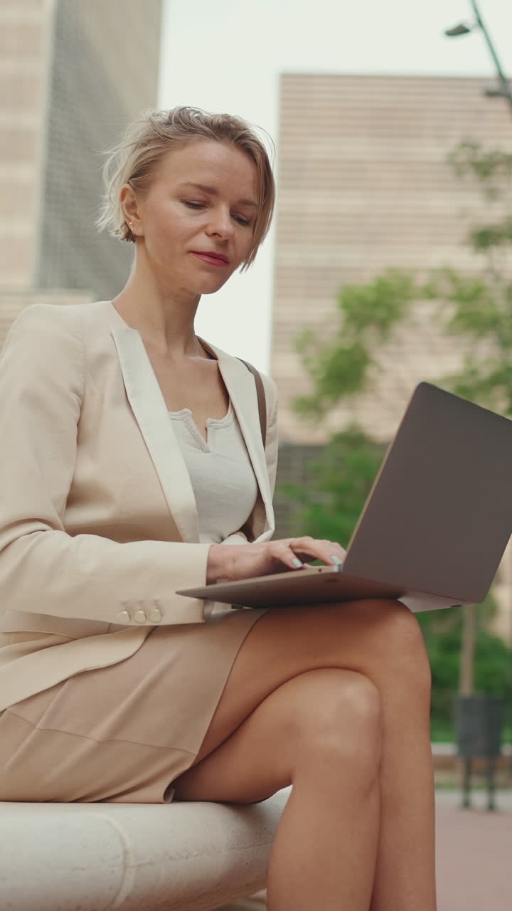 mujer de negocios trabajando en una computadora portátil al aire libre