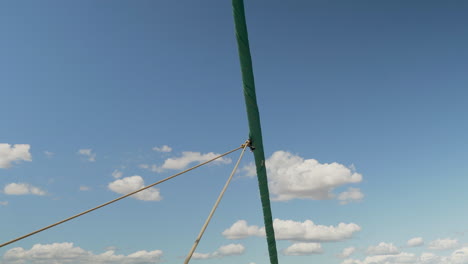vela de velero fruncida durante la navegación en un día soleado de verano