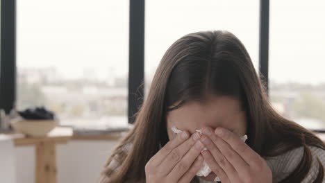 Mujer-Desesperada-Llorando-Sentada-En-El-Baño-En-Un-Baño-Moderno-En-Casa