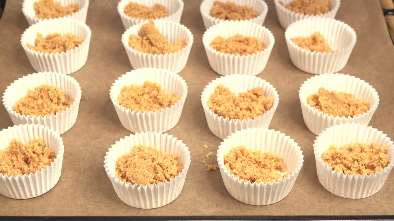 컵케이크 팬에 쿠키 베이스 놓기