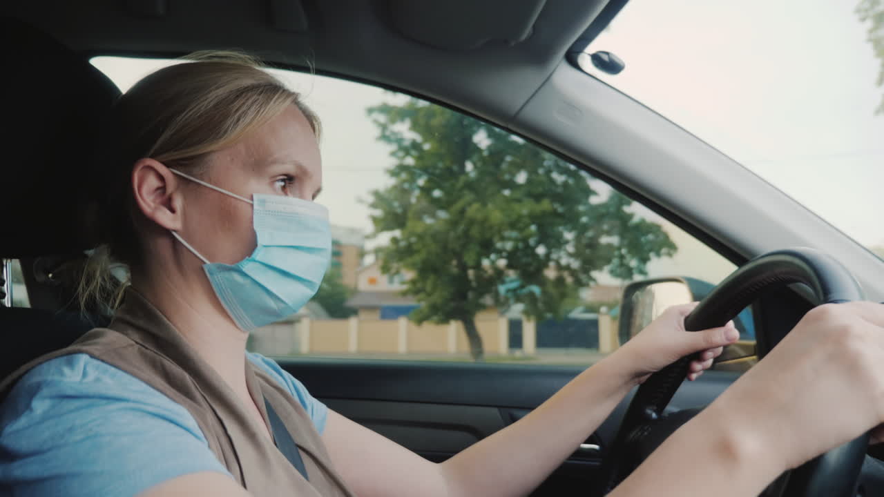 el conductor con una venda de gasa conduciendo un automóvil