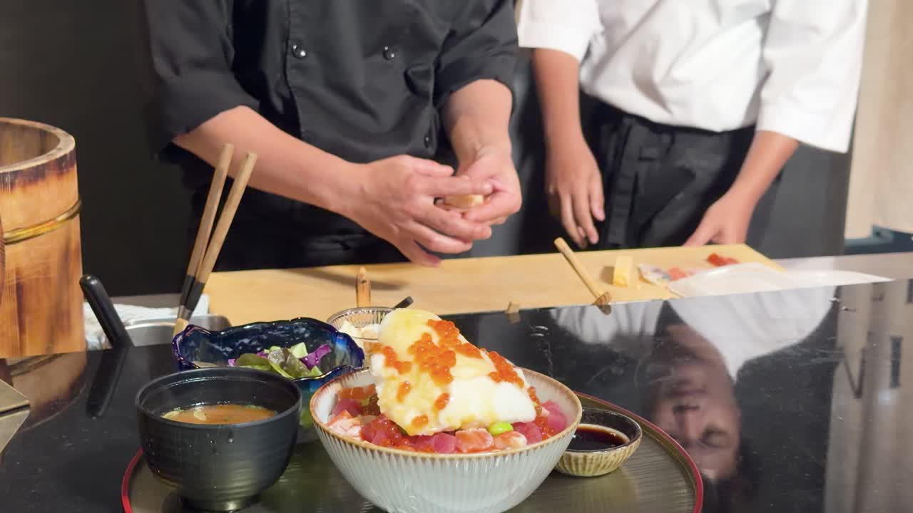 プロの寿司職人がカウンターで、海鮮丼とともに、おまかせ握りを成形する様子を間近で撮影。ぶれなし。